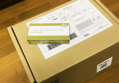 届いた荷物のダンボールの写真